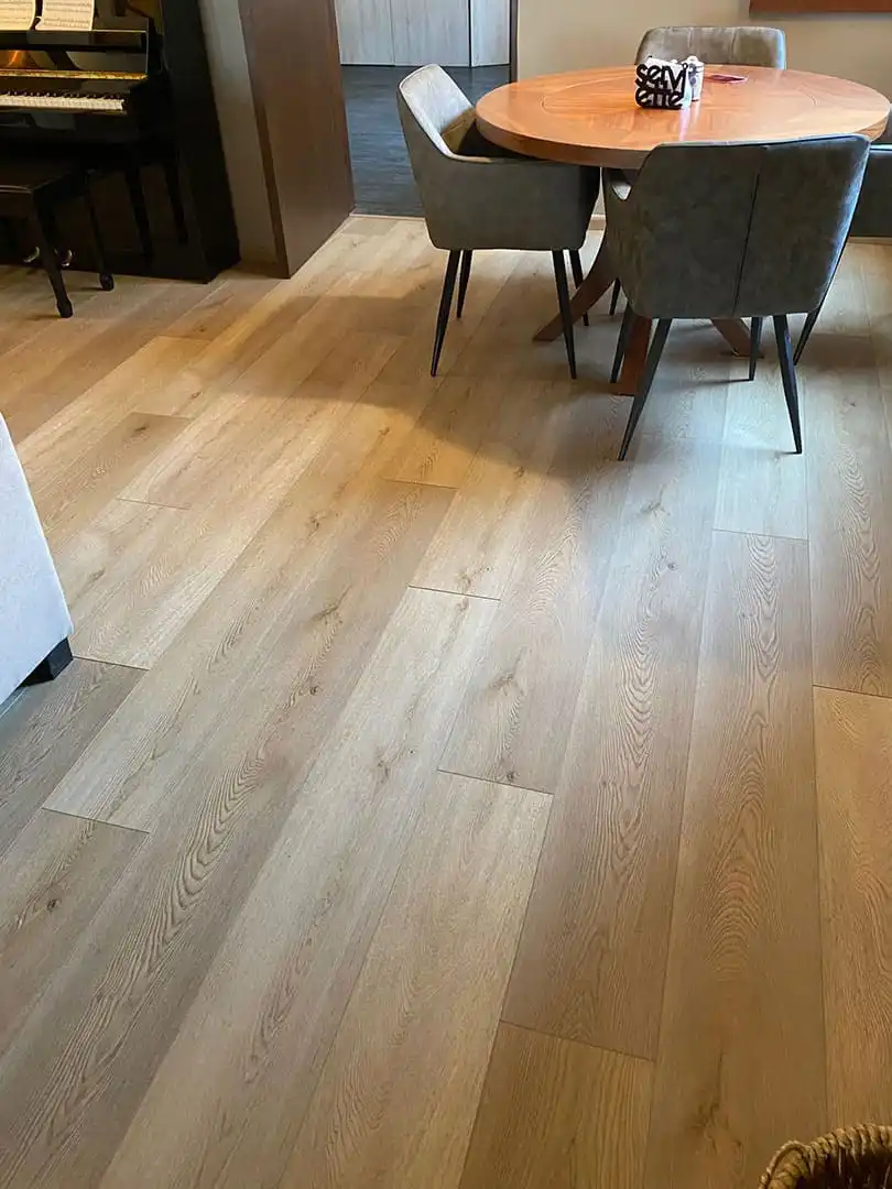 Piso vinílico SPC instalado en área comercial de alto tráfico – resistente al desgaste y la humedad.
