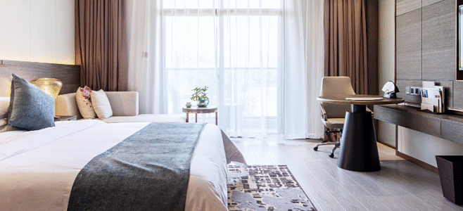 Diseño de interiores para hotel con alfombras y revestimientos decorativos.
Materiales duraderos y elegantes que elevan la experiencia del huésped en lobbies, pasillos y habitaciones.