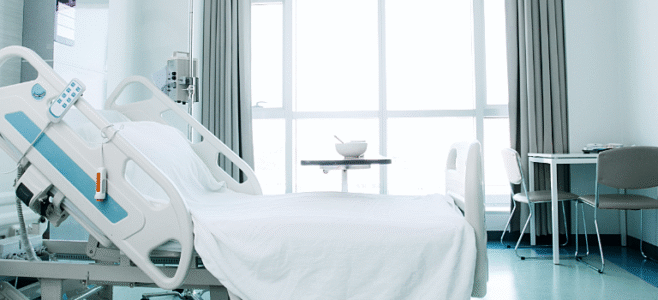 Espacio hospitalario con pisos vinílicos higiénicos y revestimientos técnicos.
Soluciones especializadas para clínicas y hospitales que cumplen con normas de seguridad, limpieza y alto tránsito.