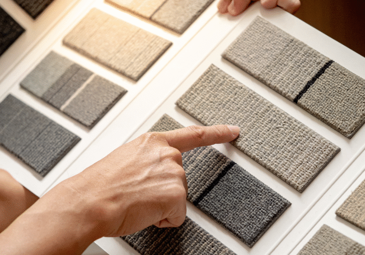 Explora nuestro catálogo de alfombras modulares listas para entrega inmediata. Soluciones durables y con estilo para oficinas, hoteles y espacios contract.