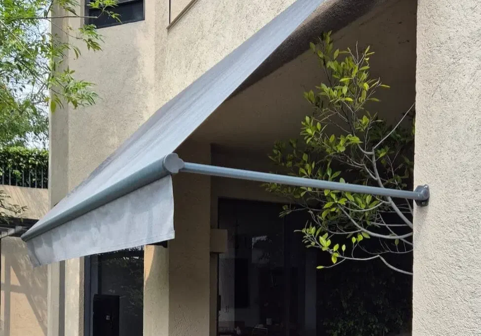 Toldo fijo de 90 grados en queretaro Toldo fijo resistente para entradas y terrazas de hoteles y negocios en Querétaro